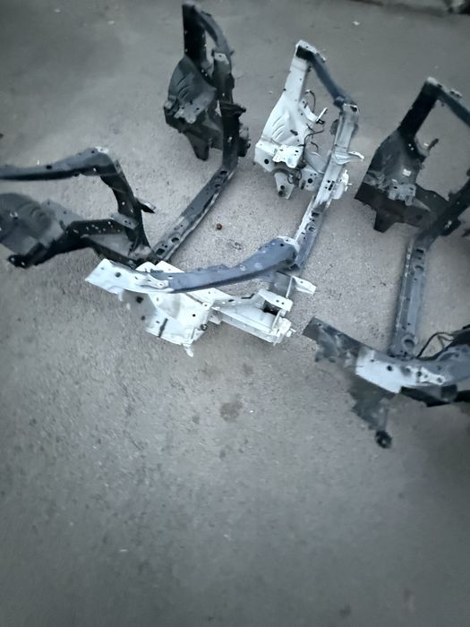 Рамка радиатора (телевизлр ) на Lexus RX 350