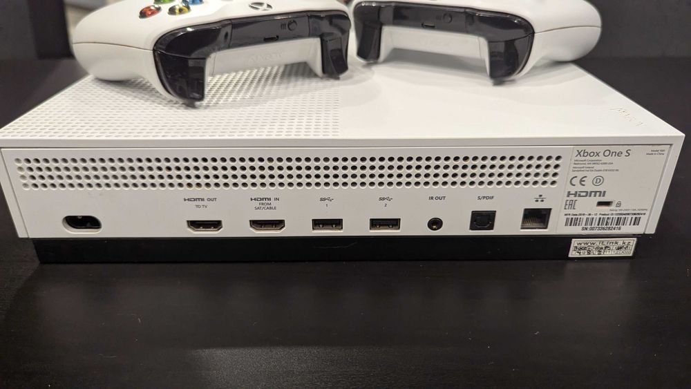 Xbox One S 1Тб + 2 геймпада