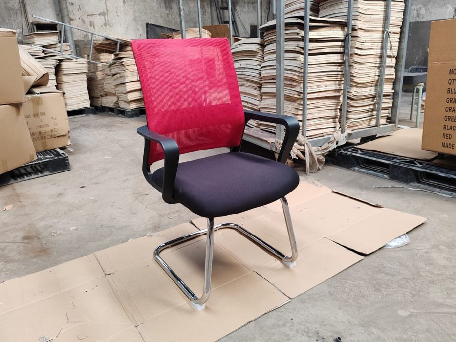 Красное кресло на полозьях