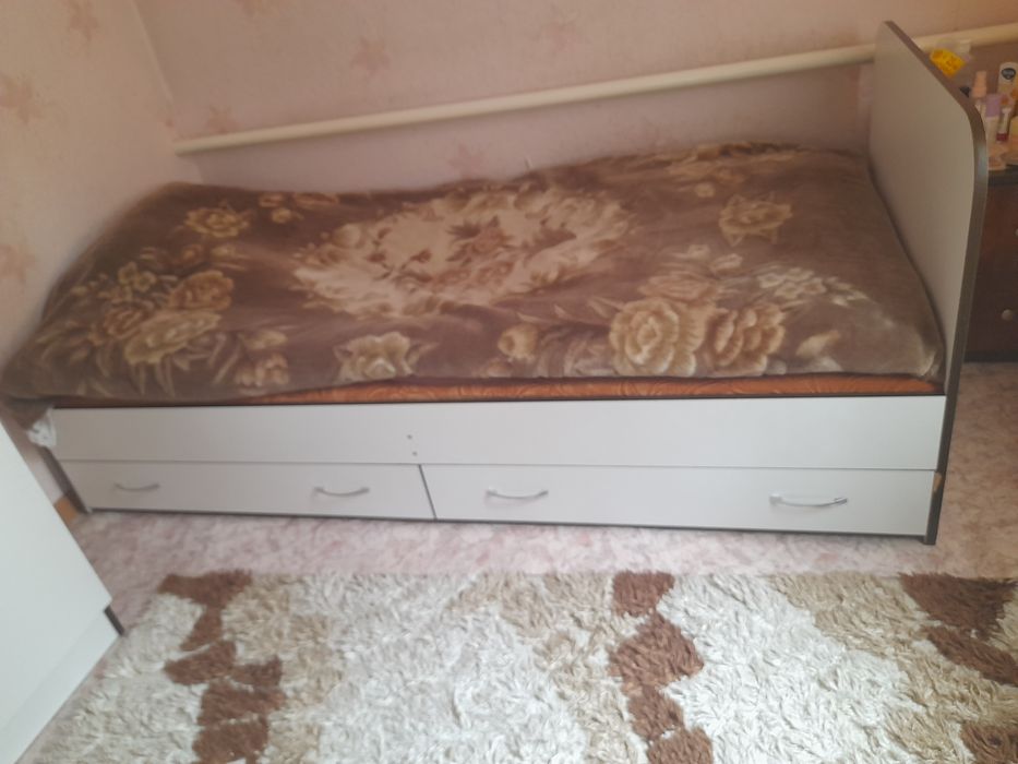 Комплект: кровать, столик, ковер.