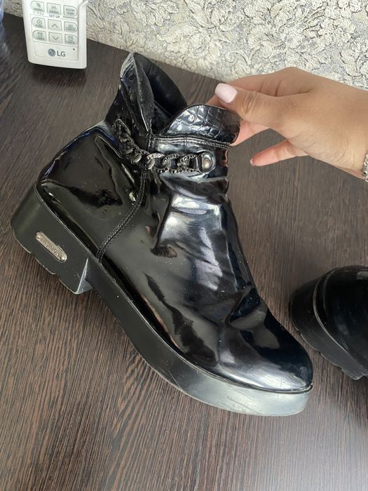 Продам ботинки