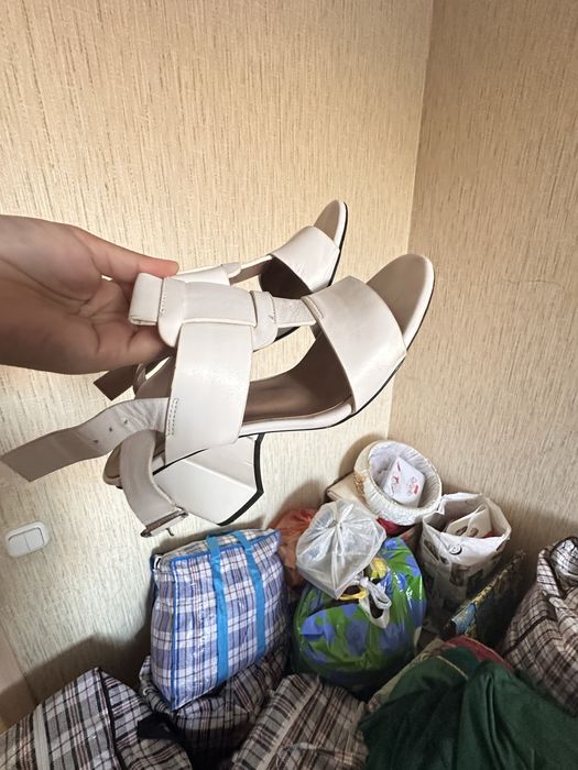 Продам кожаные туфли босоножки