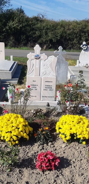 Cruci de marmură, monumente funerare