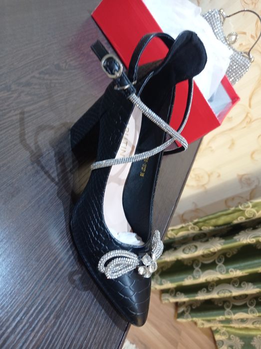 Ayollar oyoq kiyimi (tuflis)i ajoyib bejirim. Yangi kiyilmagan