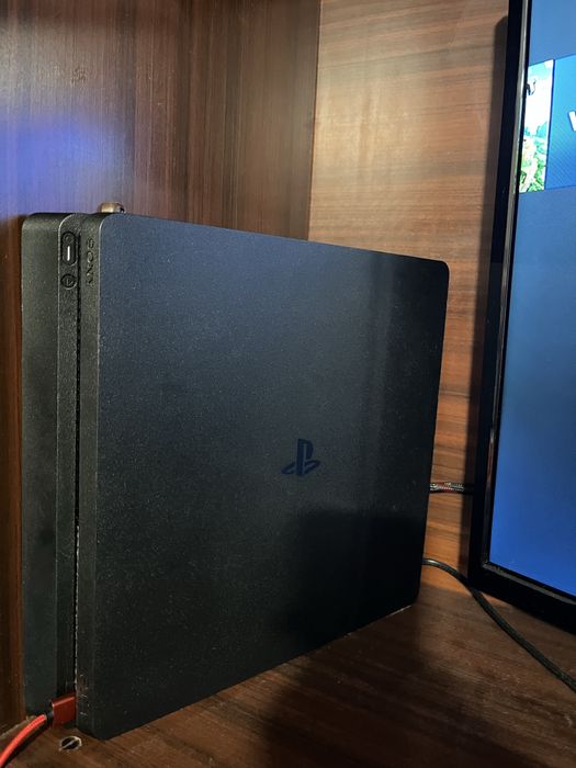 Продава се Pls4 с 9игри и 2джойстика и слушалки