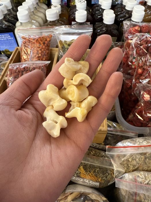 Қонақ үйдегі қысқа халат киген әйел