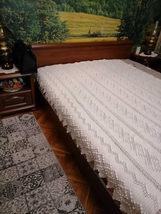 Бяла покривка за легло плетена на една кука