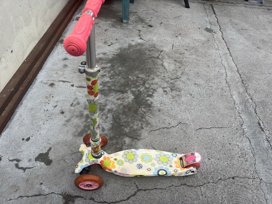 Тротинетка със светещи колела