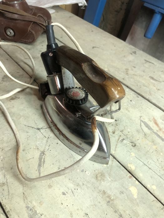 Стара ретро малка ютия