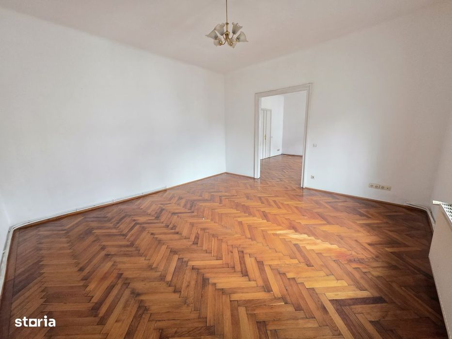 De închiriat apartament 3 camere – Piața 700