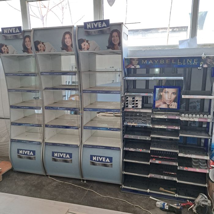 Рекламни витрини от маркова козметика