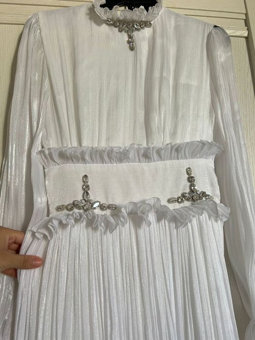 Платье белое продаю