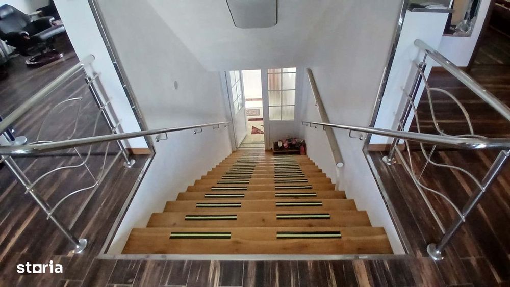 Casa cu 8 camere și anexă locuibilă de 57 mp