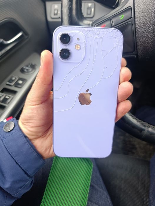 Айфон 12 в хорошем состояние