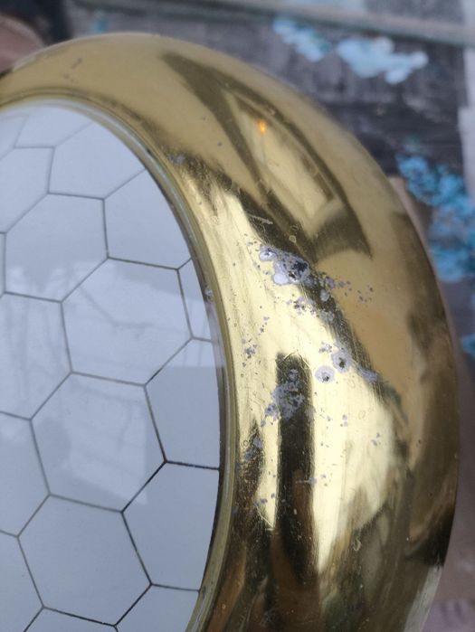 Светильник золотого цвета