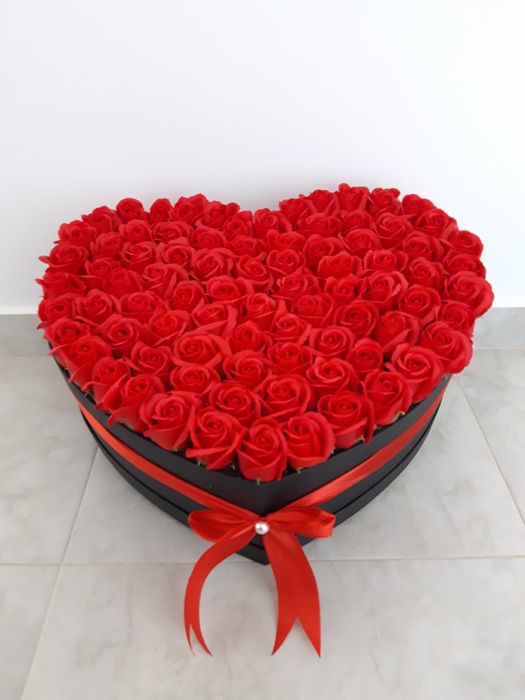 Inima cu trandafiri rosii