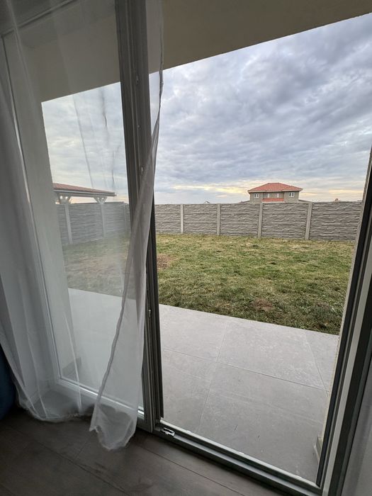 Inchiriez apartament cu gradina si doua locuri de parcare