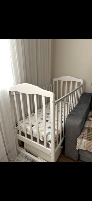 Продам кроватку с маятником