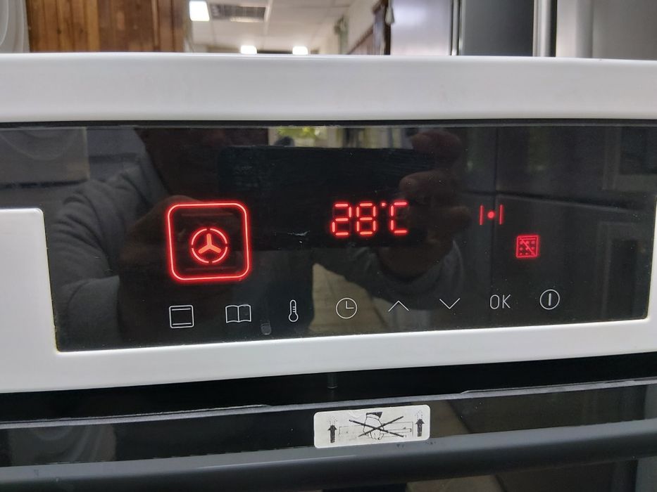 Свободно стояща печка с индукционни котлони Gram с тъчскрийн управление  и  само почистване Pirolise 2 години Гаранция!