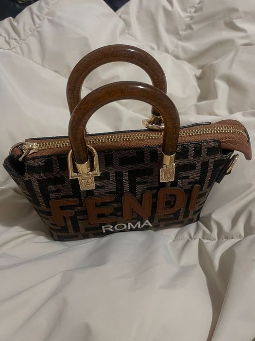 Vând geantă "Fendi Roma"
