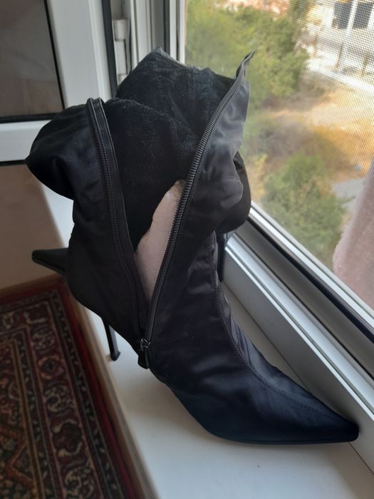 Сапожки  37-37,5 размер. Атласный материал очень элегантно смотрятс