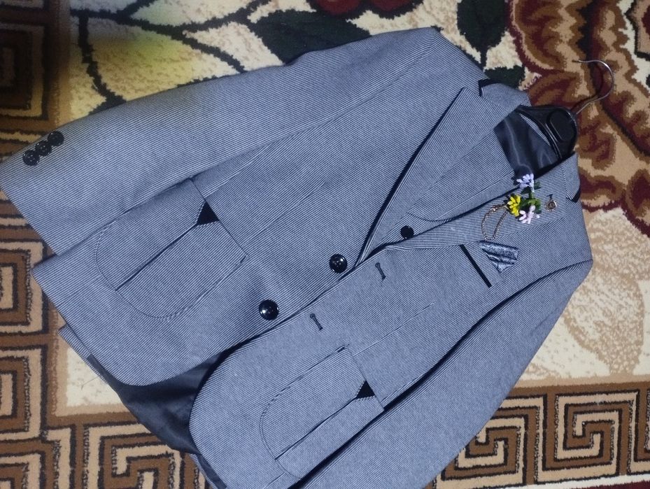 Костюм тройка в отличном состоянии на 8-10лет