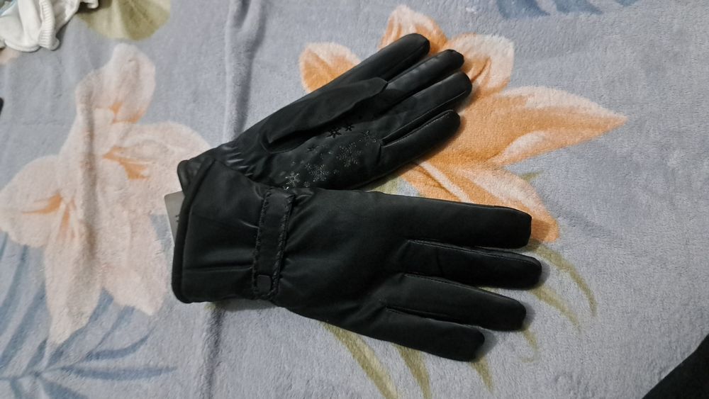 Женские перчатки новые.