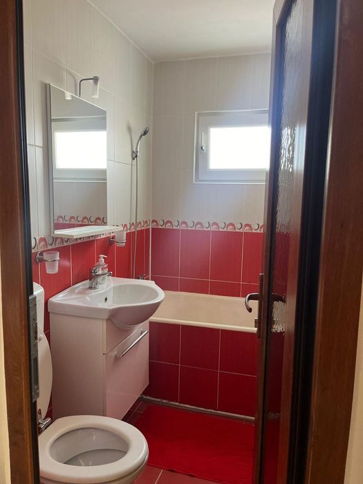 Inchiriez apartament cu 3 camere, mobilat și utilat .