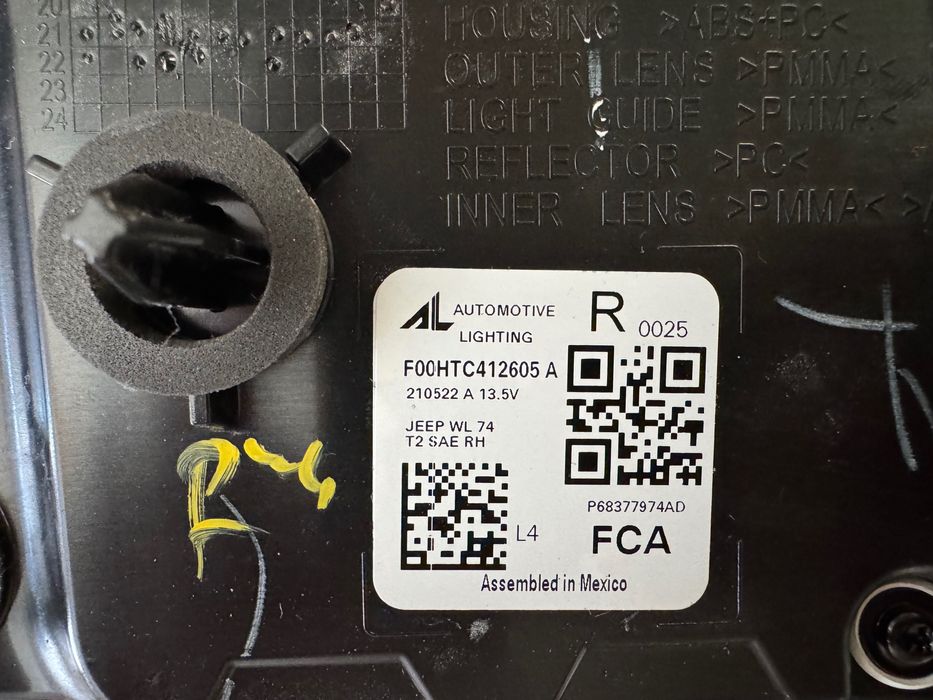 Стоп багажник Jeep Grand Cherokee wl 21+ - 68377974AD