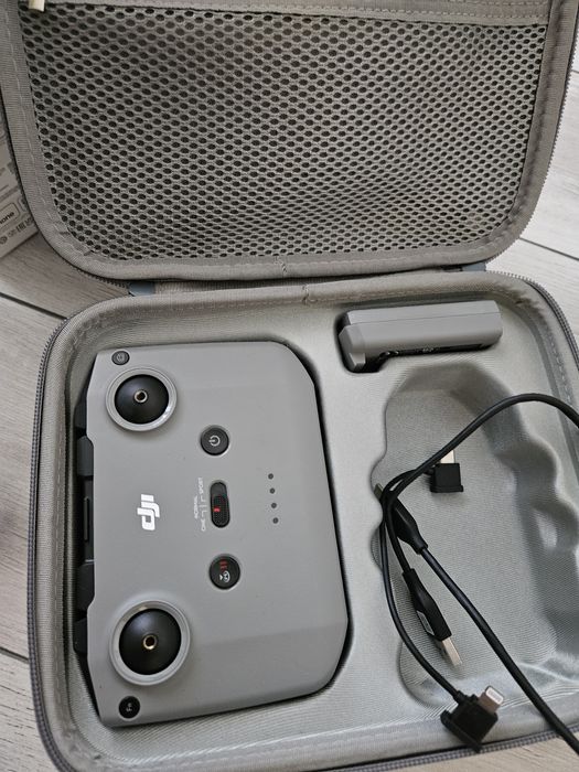 Drona DJI mini 2 SE + husa și accesorii