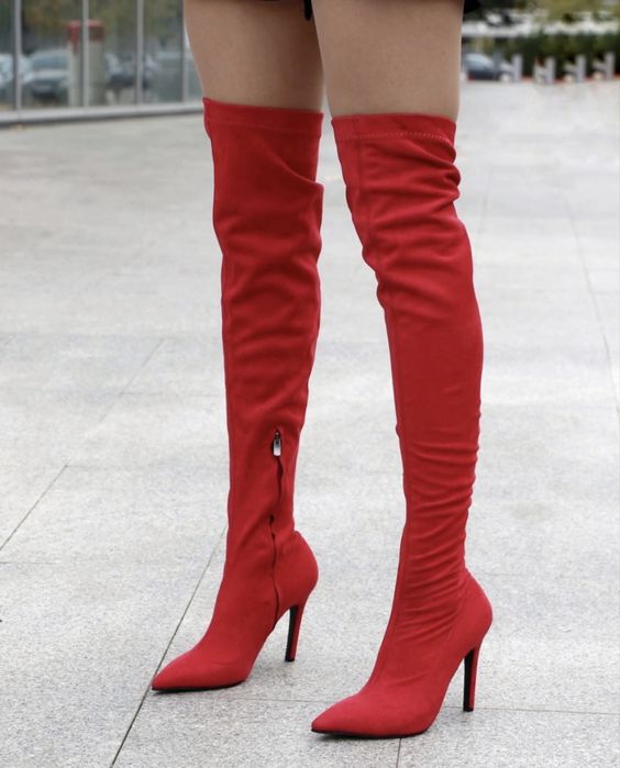 Велурени червни чизми