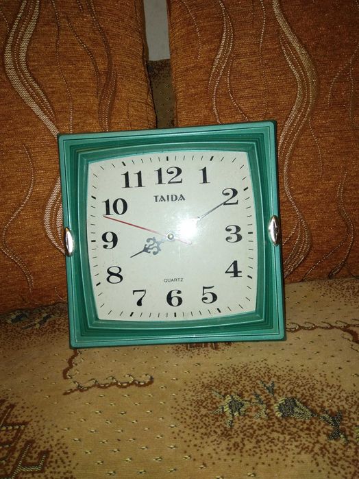 Ceas de perete cu afisaj analogic