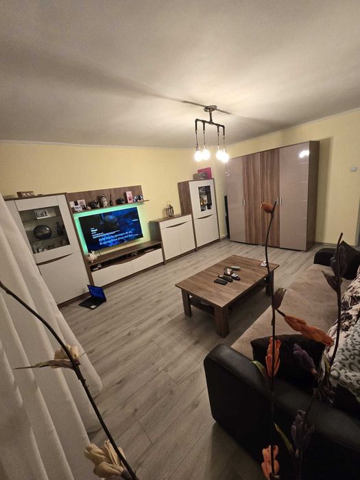 Dau în chirie apartament cu 2 camere