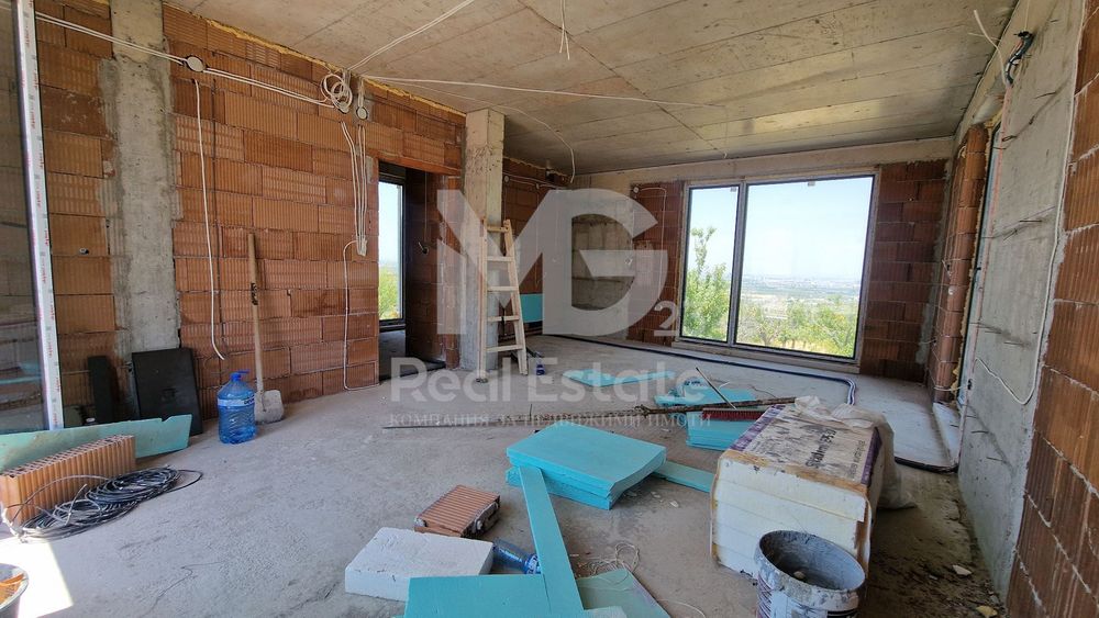 Двуетажна къща с ТРИ СПАЛНИ, завършена до ключ в Марково!