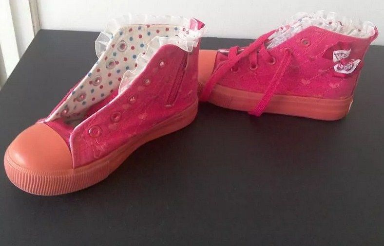 Încălțăminte sport (bascheți) cu fundițe pentru fetițe