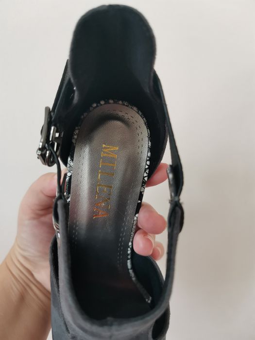 Женские босоножки