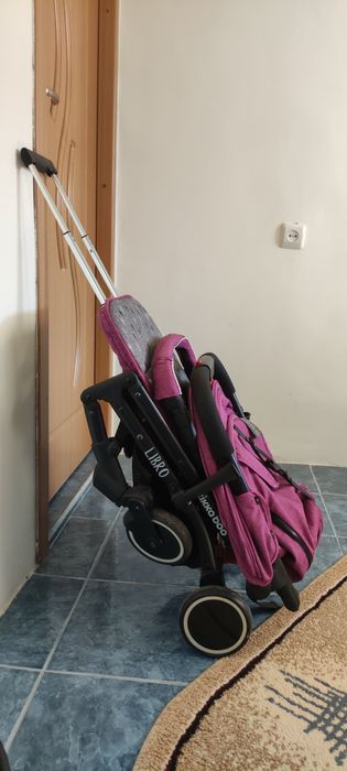 Carucior pentru copii.  Pliabil, tip troler.