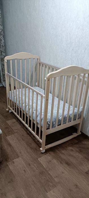 Детская кроватка с матрасом