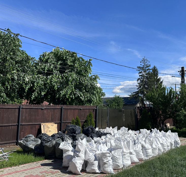 Debarasam moloz mobila veche din poduri apartamente becuri  din curte  pentru mai multe detalii nu ezitați să ne contactați
