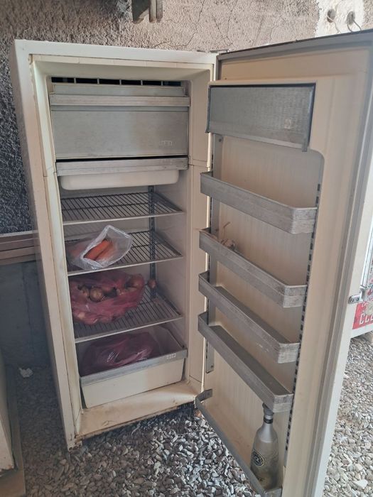 Холодильник сотилади