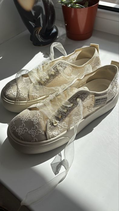 Продам женские дышащие кроссовки