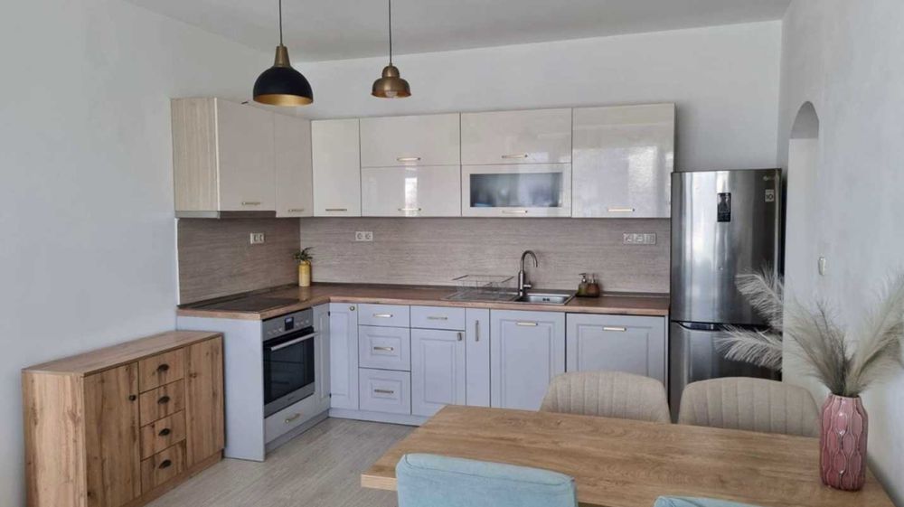 Тристаен апартамент под наем Изток