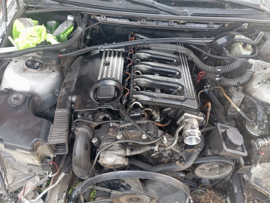 Продавам два броя двигатели M57 330D 184 На части