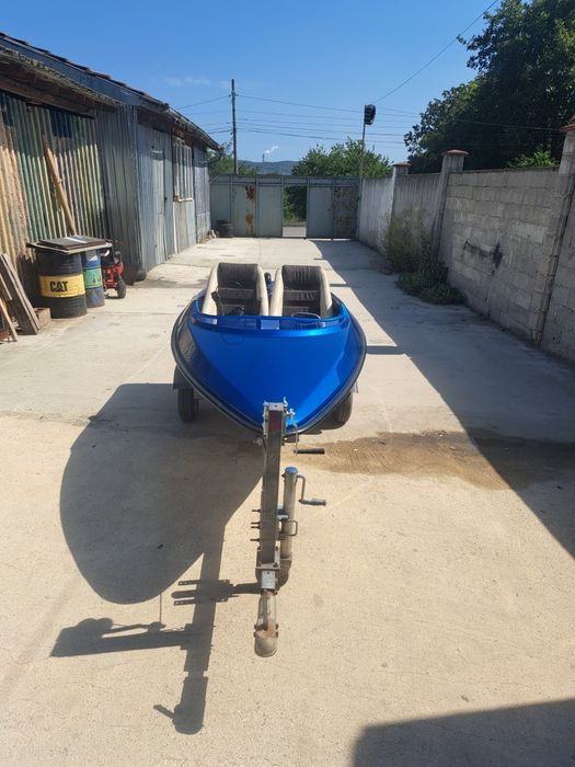 Лодка с двигател от джет