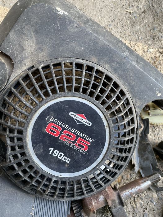 Dezmembrez motor BRIGGS&STRATTON