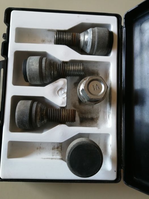 продавам комплект секретни болтове за джанти за Дъстър