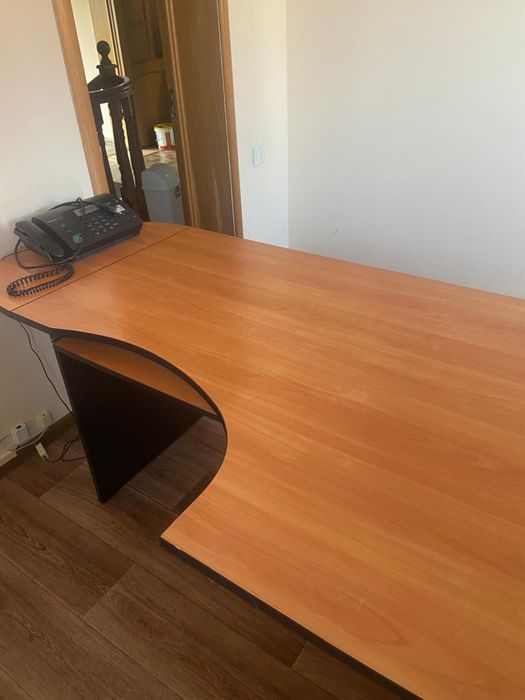 Эргономичные офисные столы ЛДСП, два варианта — продаются отдельно