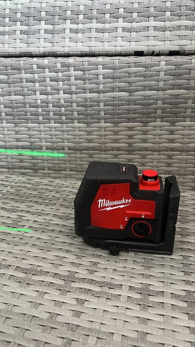 Laser milwaukee L4 CLL cu trepied TRP180