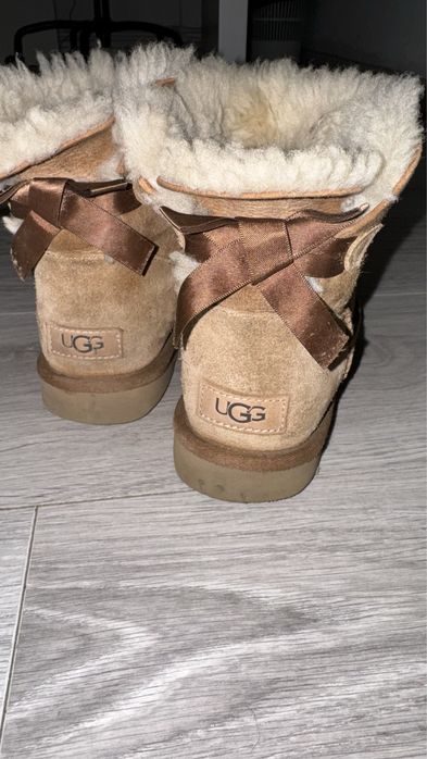 Ugg cu fundita     .