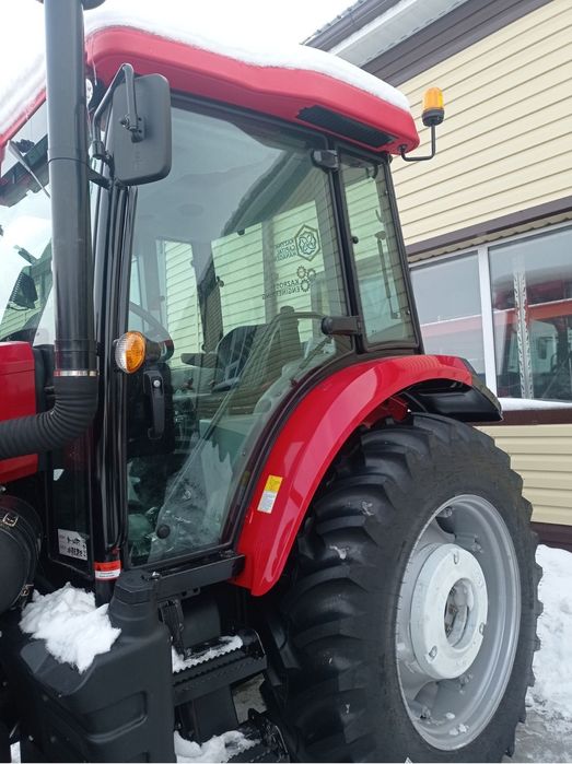 Стекло двери трактора